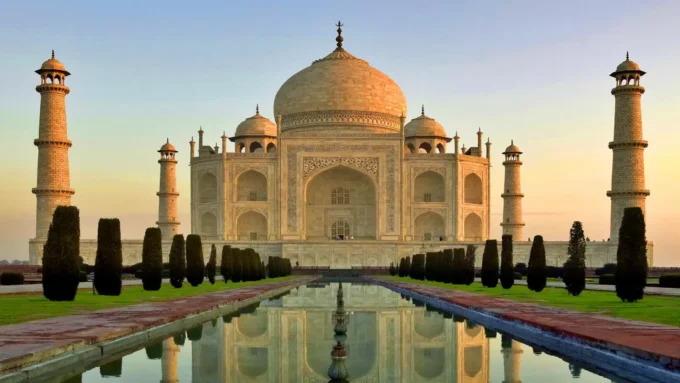 Taj Mahal - One of the 7 Wonders of the World in Hindi